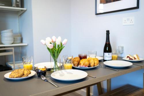 #141 Coastal Apartment Bournemouth Beach - Sleeps 10 - Perfect for Contractors and Families in West Bournemouth