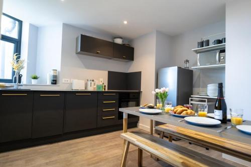 #141 Coastal Apartment Bournemouth Beach - Sleeps 10 - Perfect for Contractors and Families in West Bournemouth