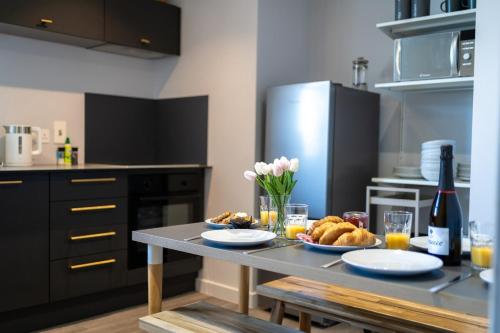 #141 Coastal Apartment Bournemouth Beach - Sleeps 10 - Perfect for Contractors and Families in West Bournemouth