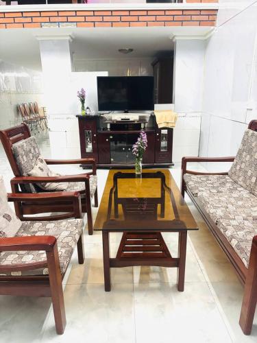 Facilities, Ngoi nha nho in Hoa Minh