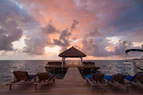 Weezie's Ocean Front Hotel and Garden Cottages in Кей Колкер
