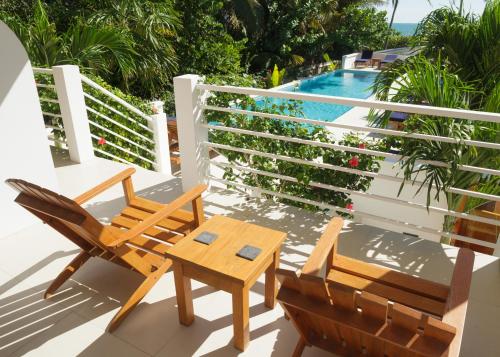 Weezie's Ocean Front Hotel and Garden Cottages in Кей Колкер
