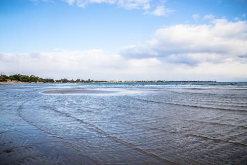  Sea View Apartments near Athens Airport, Ferienwohnung in Artemida