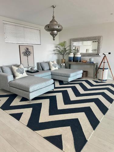 Camps Bay Luxury Family Villa with Ocean Views - image 2