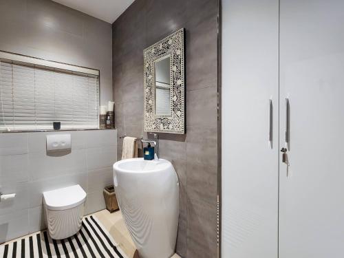 Camps Bay Luxury Family Villa with Ocean Views - image 13