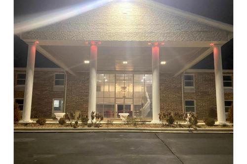 University Inn of Carbondale - image 25