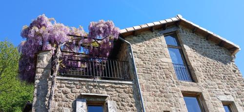 Gîte de Chapelèche Les Glycines (Gite de Chapeleche Les Glycines) in Gluiras