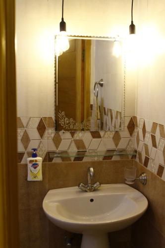 Quiet 1BHK with UPS All needs at walking distance - image 7