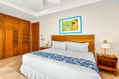 Stunning 7th-floor condo with outdoor pool, hot tub & bay views