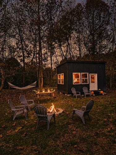 Pondside Cabin - 20 Peaceful Acres with Creek View – khách sạn tại Khac
