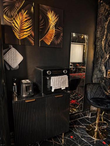 Obsidian Suite Love Room in Triel-Sur-Seine