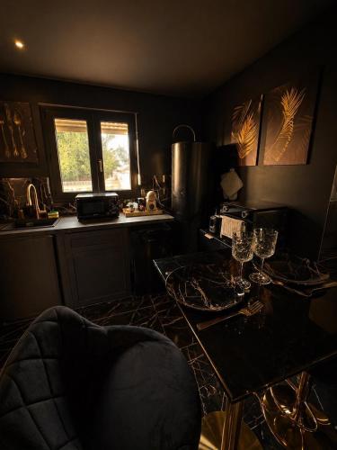 Obsidian Suite Love Room in Triel-Sur-Seine