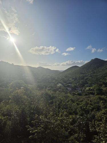 Two Bedrooms Hillside Retreat with Sea View Near Friars Bay Beach – khách sạn tại Saint Martin