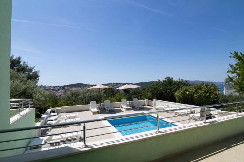SEALUXE Apartments with Heated Pool and Sea View in Okrug Gornji
