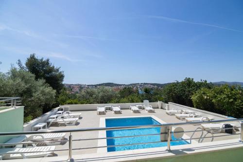 SEALUXE Apartments with Heated Pool and Sea View in Okrug Gornji