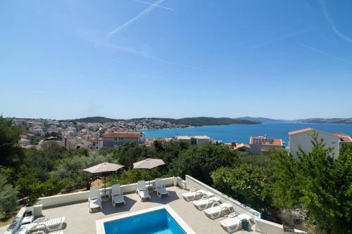SEALUXE Apartments with Heated Pool and Sea View in Okrug Gornji