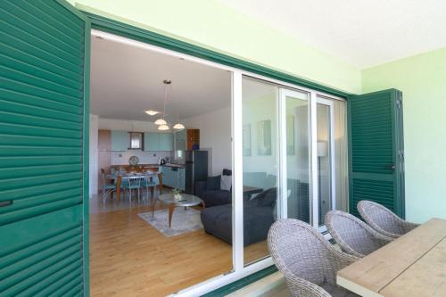 SEALUXE Apartments with Heated Pool and Sea View in Okrug Gornji