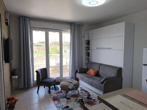Charmant 2 pieces avec parking prive et piscine in La Fontonne