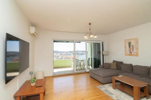 SEALUXE Apartments with Heated Pool and Sea View in Okrug Gornji