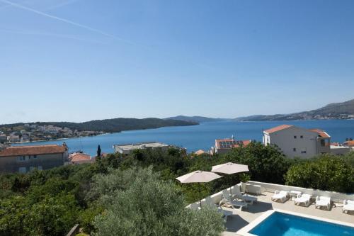 SEALUXE Apartments with Heated Pool and Sea View in Okrug Gornji