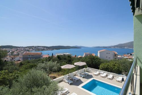 SEALUXE Apartments with Heated Pool and Sea View in Okrug Gornji