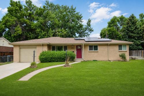 Spacious Retreat Ensuite Bedrooms Large Yard in Arvada, USA
