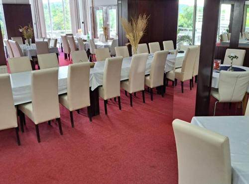 Iekārtas, Rooms Đenadija in Hrvatska Kostajnica