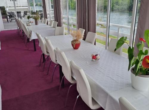Iekārtas, Rooms Đenadija in Hrvatska Kostajnica