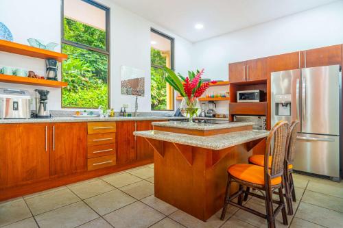 Sleep 10-pool-jungle-Jaco area-Private-5 bedroom in Tarcoles