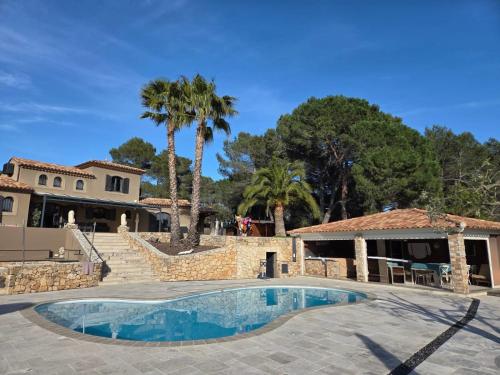 Villa de charme au calme avec piscine privée gîte à louer Bois de Malvoisin