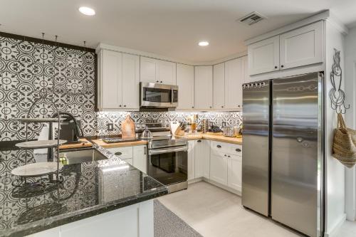 Vibrant North Palm Beach Home ~ 2 Mi to Beach! in North Palm Beach (FL)