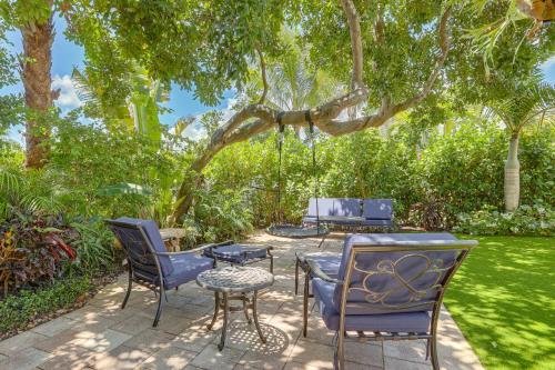 Vibrant North Palm Beach Home ~ 2 Mi to Beach! in North Palm Beach (FL)