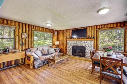 Beach Access Historic Cabin on Henderson Bay! in Purdija (WA)