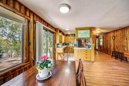 Beach Access Historic Cabin on Henderson Bay! in Purdija (WA)