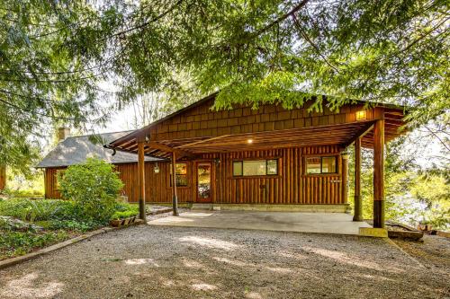 Beach Access Historic Cabin on Henderson Bay! in Purdija (WA)
