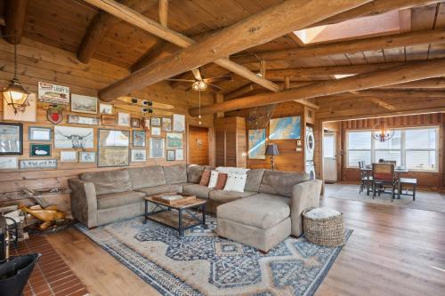 . Lakefront Log Cabin - Kayaks & Outdoor Fireplace