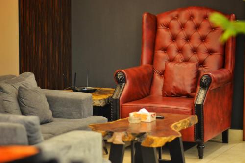 VINTAGE PENTHOUSE APARTMENT - GOLDCREST MALL By ALVIS SUITE - image 4