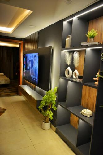 VINTAGE PENTHOUSE APARTMENT - GOLDCREST MALL By ALVIS SUITE - image 3
