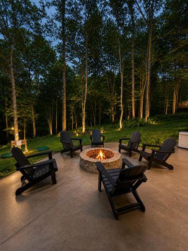 The Quana - Hot tub, fire pit, and Huge Entertainment Area in New Plymouth (OH)