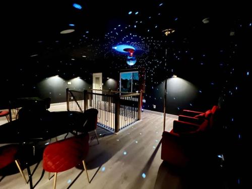 Luxury Wellness & Fun - Hot Tub Sauna Gym Casino Billiards in Love Field vliegveld