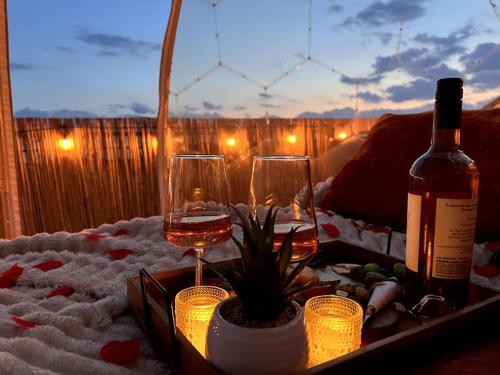 Sleeps 25 - Karaoke Dome Hot Tub Games Makeup Station & Rooftop Soccer in Love Field Airport