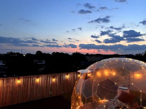 Sleeps 25 - Karaoke Dome Hot Tub Games Makeup Station & Rooftop Soccer in Love Field Airport