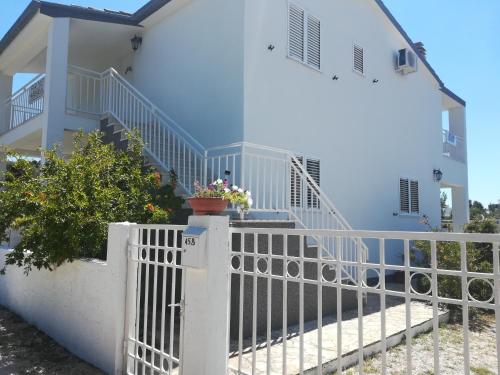 Apartments with parking space Razanj, Rogoznica - 24488 – khách sạn tại Razanj