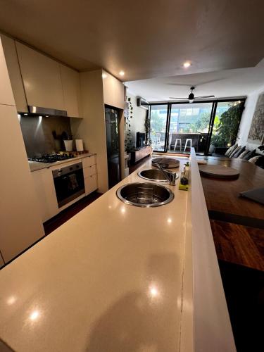 Inner City Large Luxury 3 Bedroom & Free Parking in Zetland