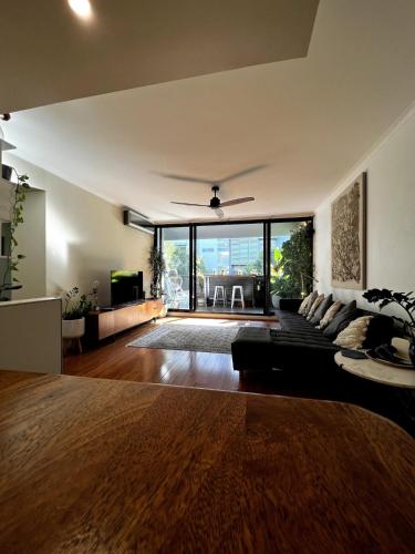 Inner City Large Luxury 3 Bedroom & Free Parking in Zetland