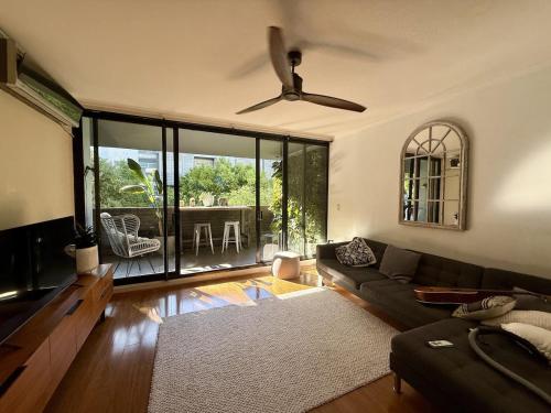 Inner City Large Luxury 3 Bedroom & Free Parking in Zetland