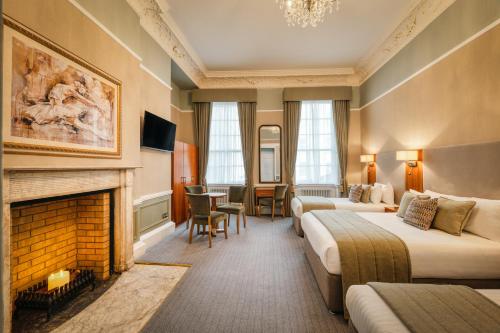 1 double bed, 2 twin beds