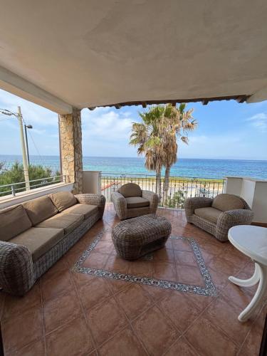 Villa rosa fronte mare