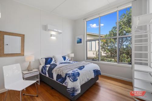 Beachfront Haven 2-8 Guests Water Views Pets Welcome - image 2
