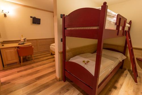 1 queen bed, 1 twin bed